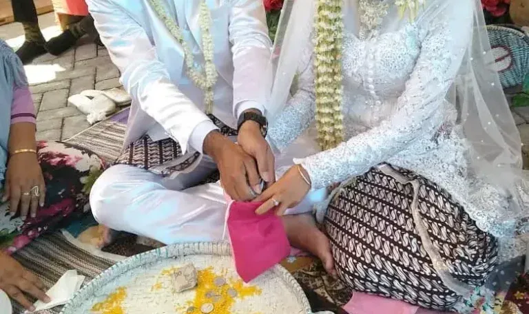 Tradisi Pernikahan Khas Warga Mandar Banyuwangi adalah Ngosek Ponjen