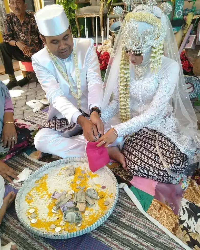Tradisi Pernikahan Khas Warga Mandar Banyuwangi adalah Ngosek Ponjen Tradisi Pernikahan Khas Warga Mandar Banyuwangi adalah Ngosek Ponjen